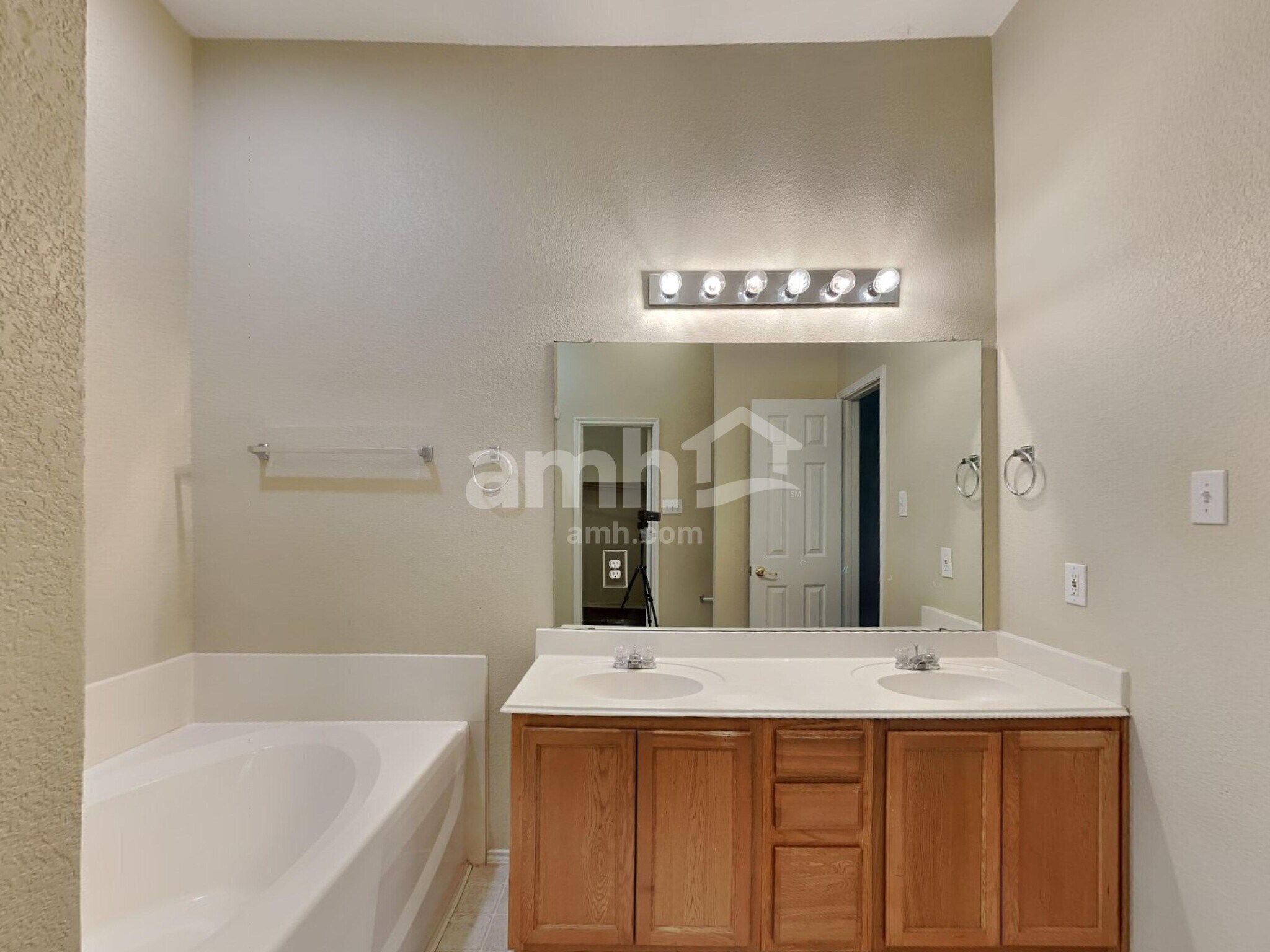 Building Photo - 9812 Sparrow Hawk Ln