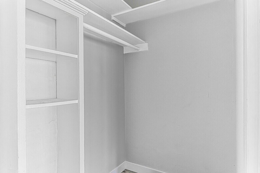 Building Photo - 530 W 9th St