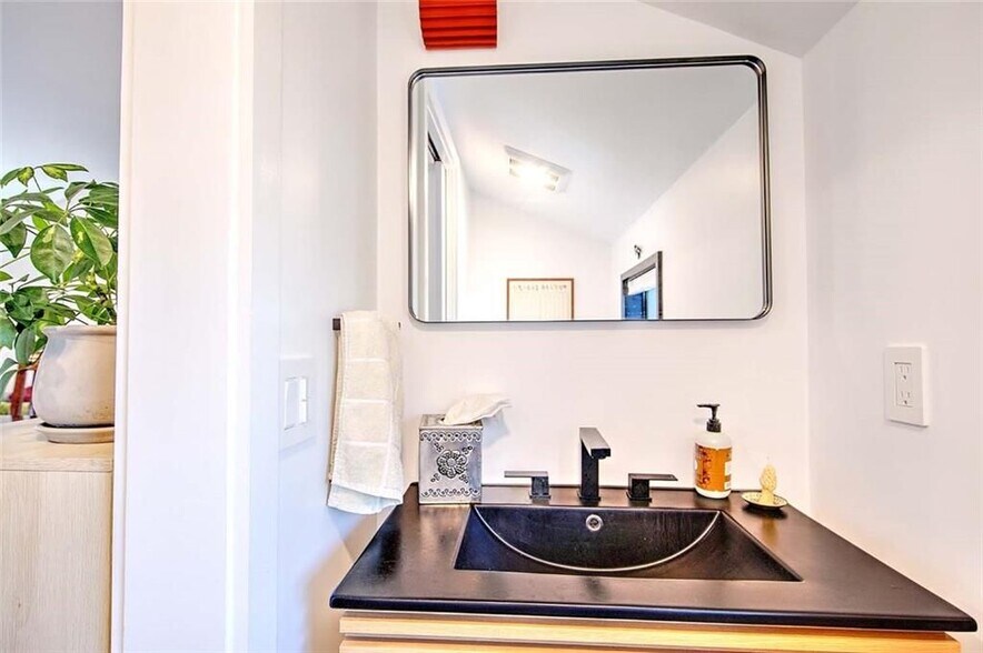 Building Photo - 37 Ring St