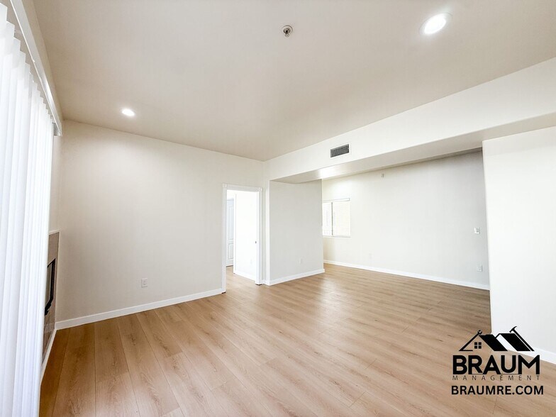 Building Photo - 10849 Fruitland Dr