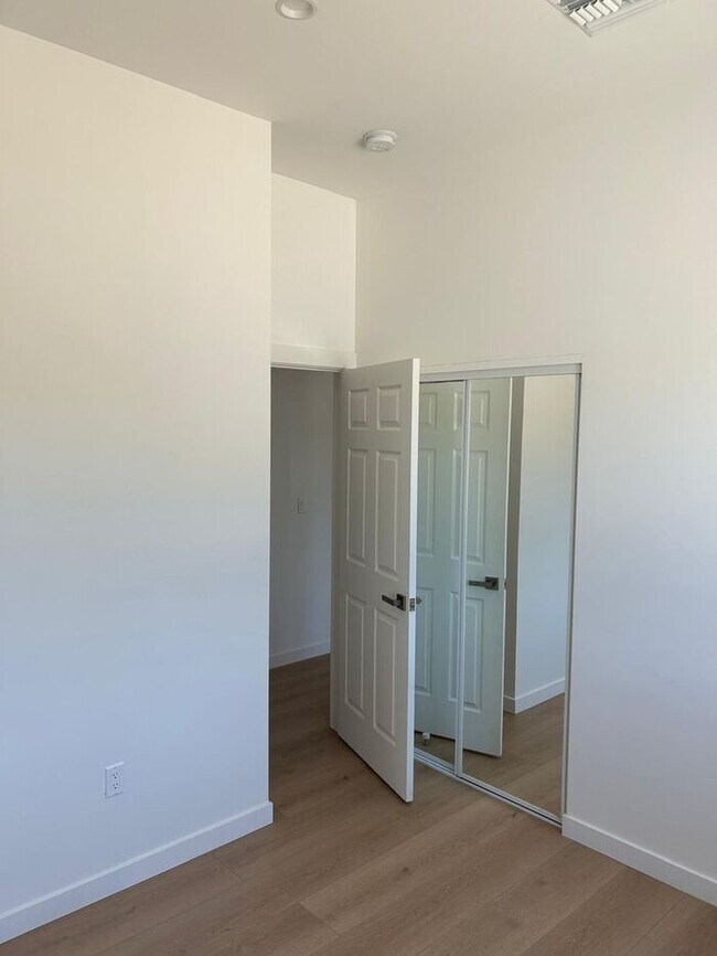 Building Photo - Stunning 3 Bedroom 2 Bathroom House for Re...