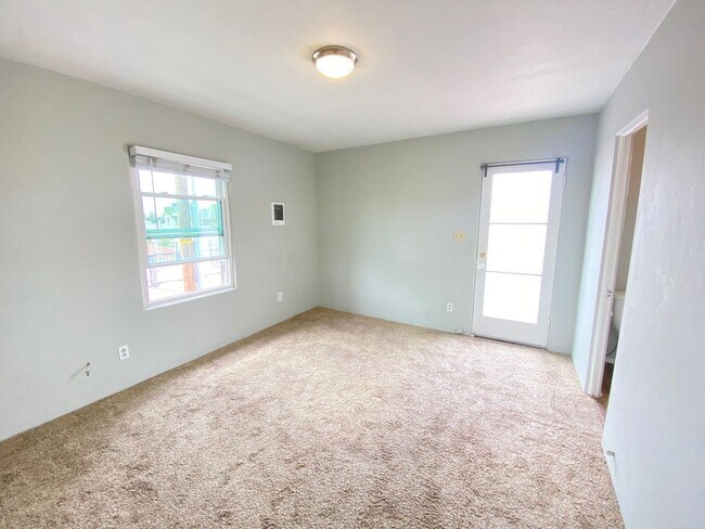 Building Photo - CHARMING NORTH PARKING ONE BEDROOM! LARGE ...