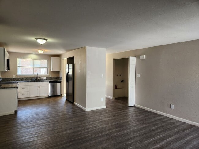 Building Photo - 2 Bedroom Townhouse With Great Freeway Access