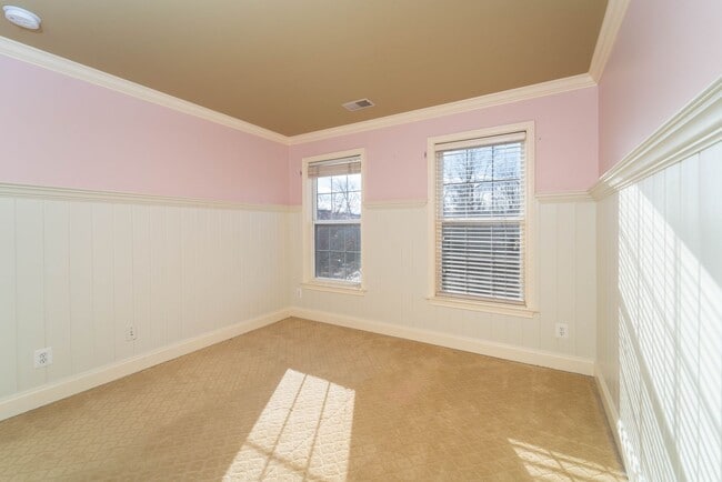 Building Photo - Updated Faircrest 4 BD 3.5 BA Townhome