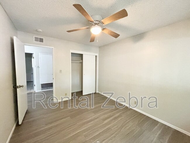 Building Photo - 3047 Bedford Dr