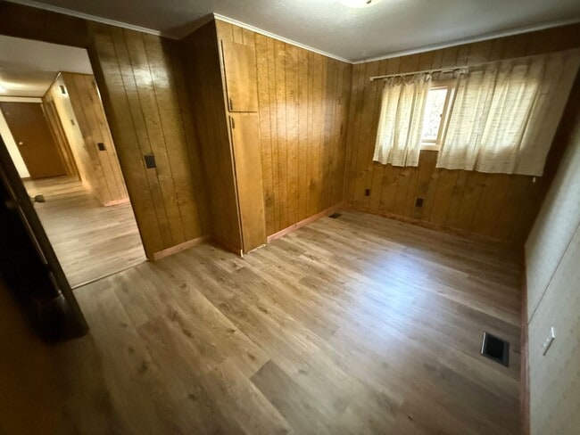 Building Photo - 4 Bed 2 Bath Home with 2 Car Garage, Large Private Fenced Yard. Lander, WY