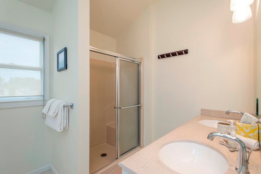 Master Bath - 1803 Ashwood Ave