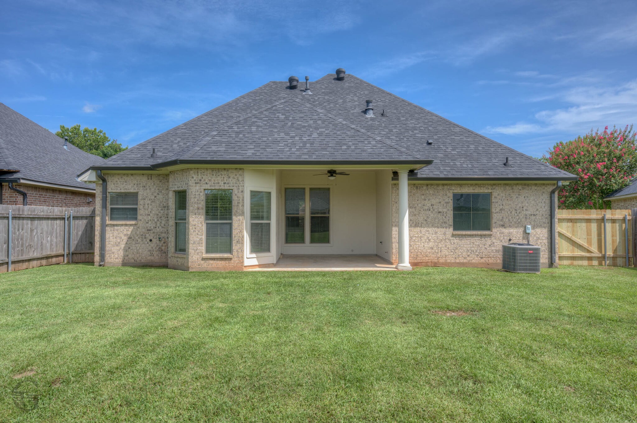 Building Photo - 525 Chinquipin Dr