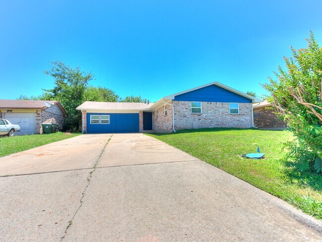 Building Photo - 4 Bedroom/2 Bath home with fenced yard.