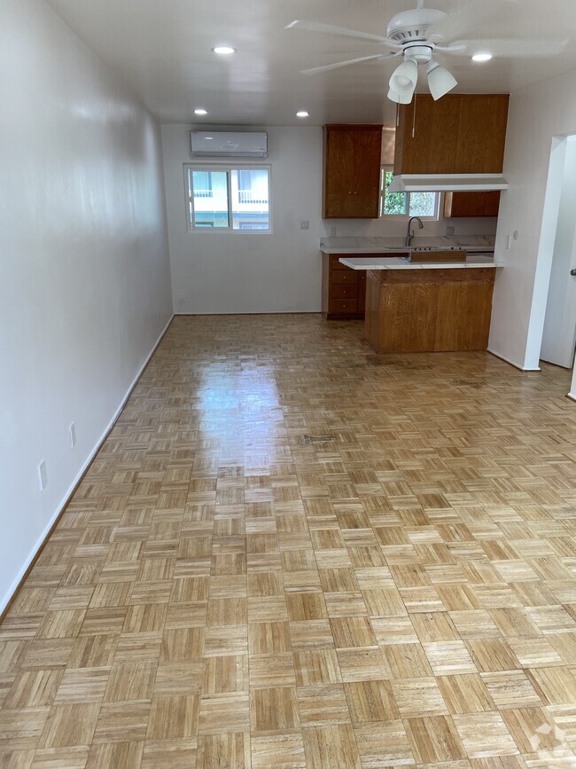 Building Photo - 928 W Angeleno Ave