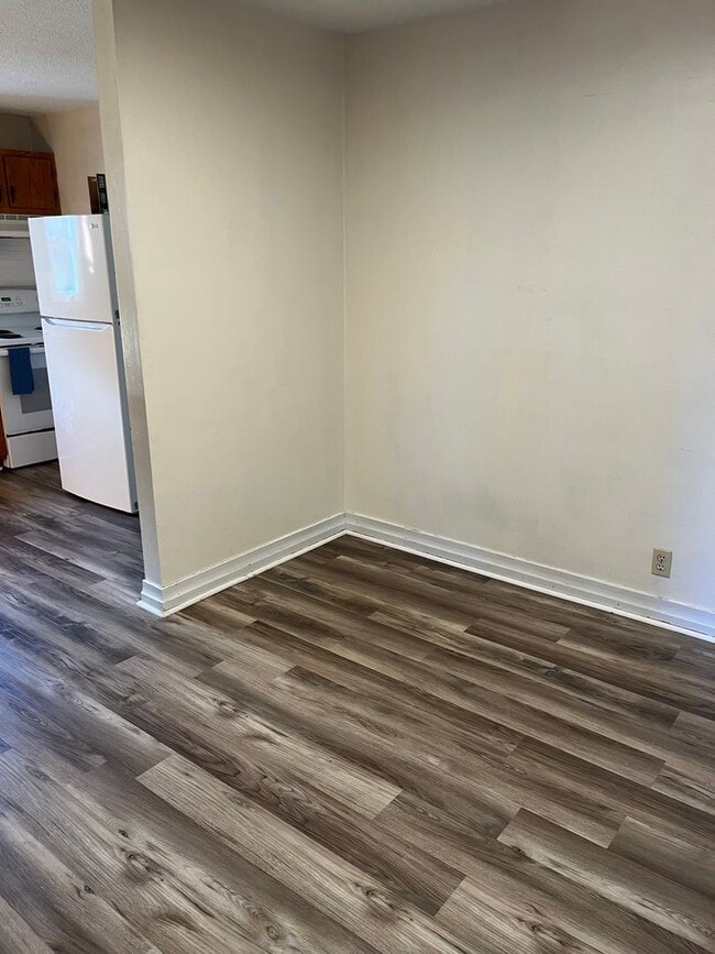 Building Photo - 2 Bedroom Apartment Located in Beautiful Warrensville