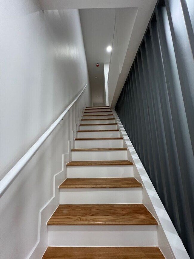 Building Photo - 3 bedrooms 2 bathrooms, 21218