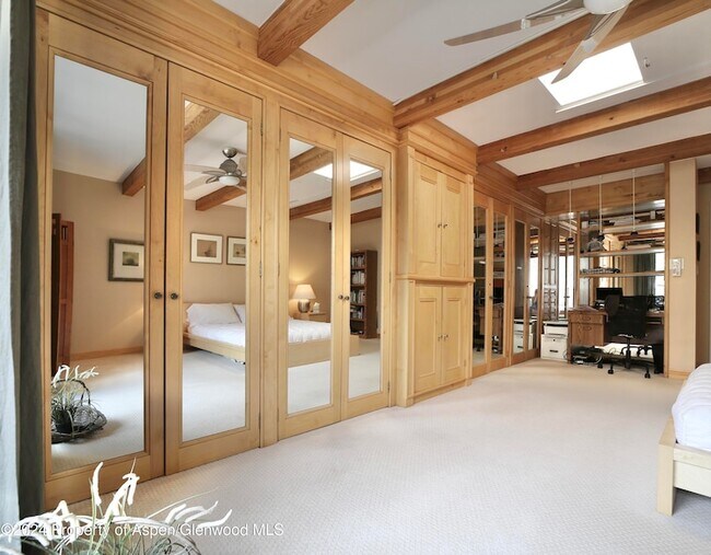 Building Photo - 1007 E Hyman Ave