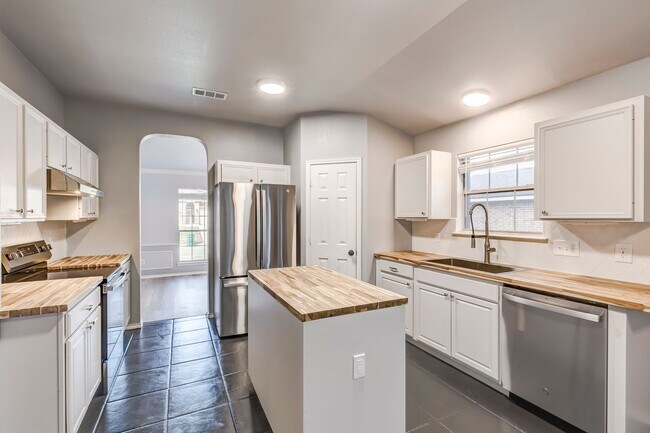 Building Photo - 113 W Deer Horn Pass