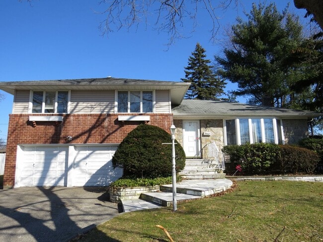 Building Photo - Large Split Level