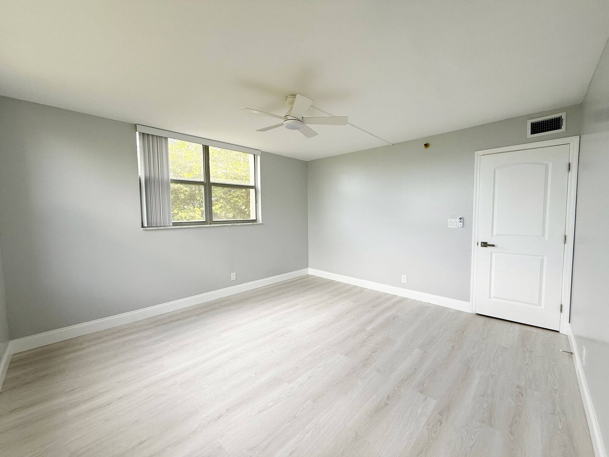 Building Photo - 3300 W Rolling Hills Cir