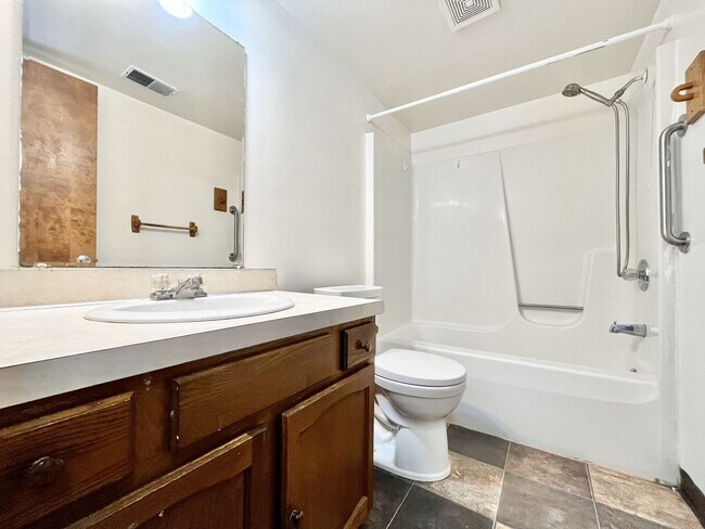Building Photo - Four Bedroom Duplex in Kentwood
