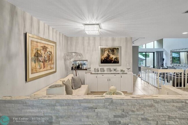 Building Photo - 702 St Albans Dr