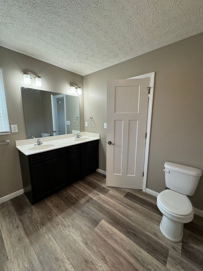 Building Photo - 3 Bedroom Single Family Home Available in ...