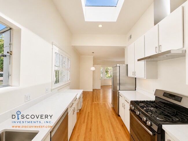 Building Photo - Classic Berkeley Condo with Tasteful Modern Updates