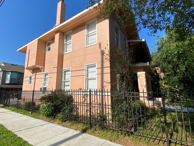 Building Photo - 520 Sul Ross St