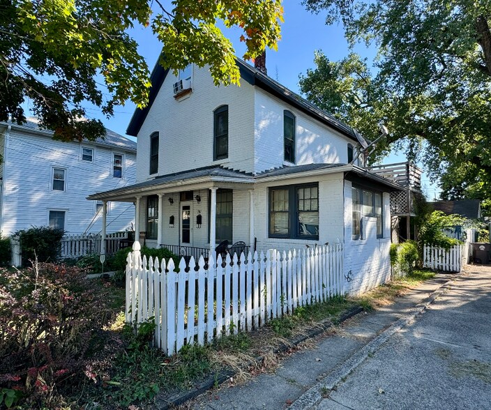 Primary Photo - 701 Edgewater Ave