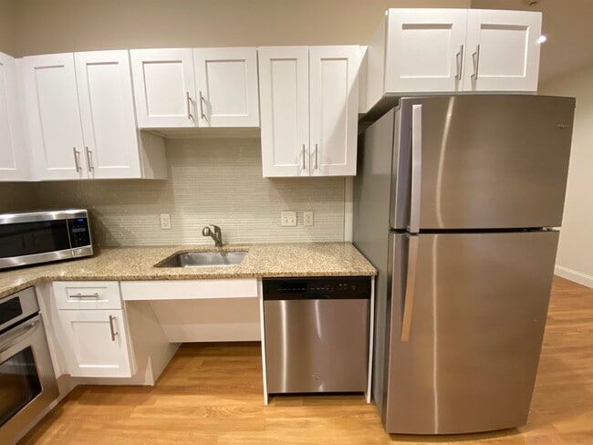 Building Photo - 875 Elm St