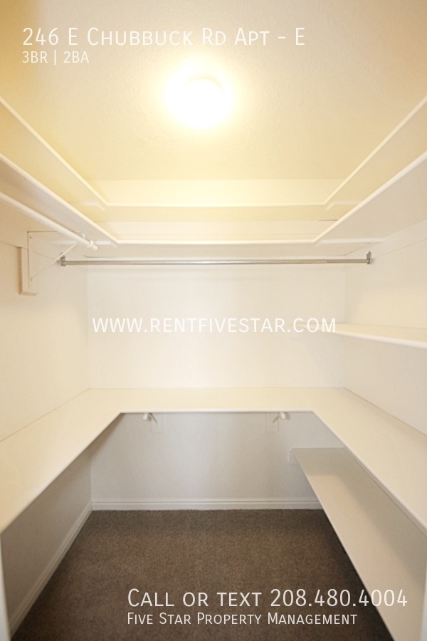 Building Photo - Large Apartment with Gorgeous Vaulted Ceil...