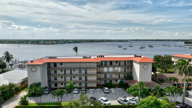 Building Photo - 624 SW St Lucie Crescent