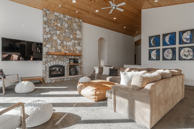 Building Photo - Mountain View Haven