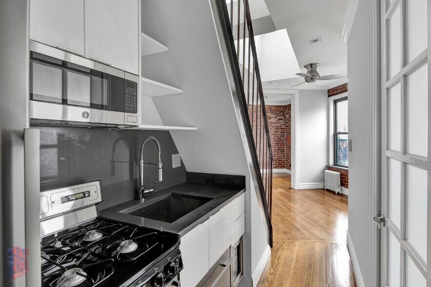 Building Photo - 410 E 13th St