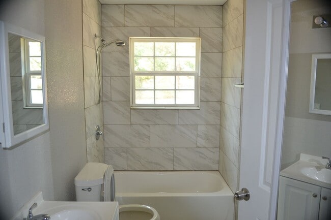 Building Photo - Renovated 1 bedroom 1 bath duplex!! Don't miss out on this stunner!