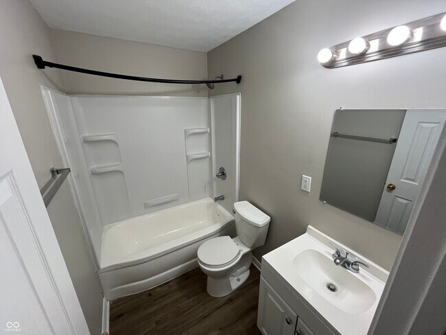 Building Photo - 3831 Bennett Dr