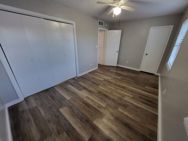 Building Photo - 2 Bedroom 1.5 Bathroom Townhouse with granite countertops and washer/dryer provided