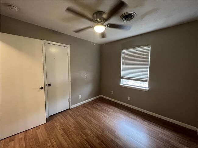 Building Photo - 806 Sandy Ct