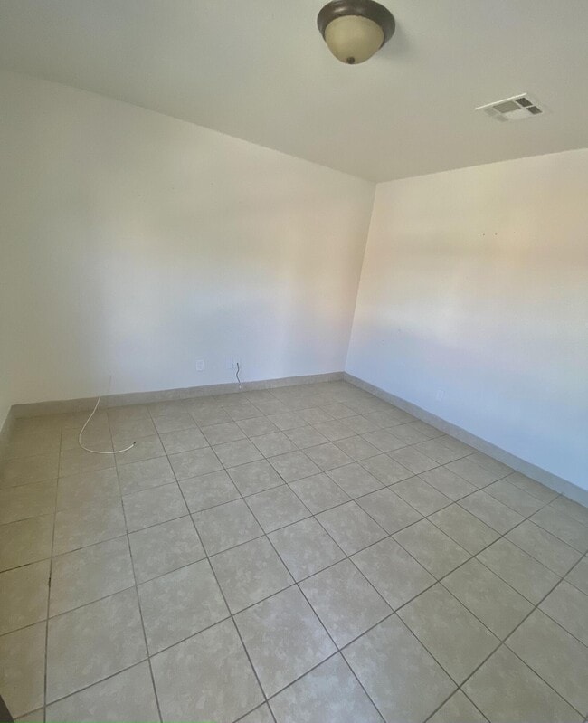 Building Photo - 3328 Lincoln Ave