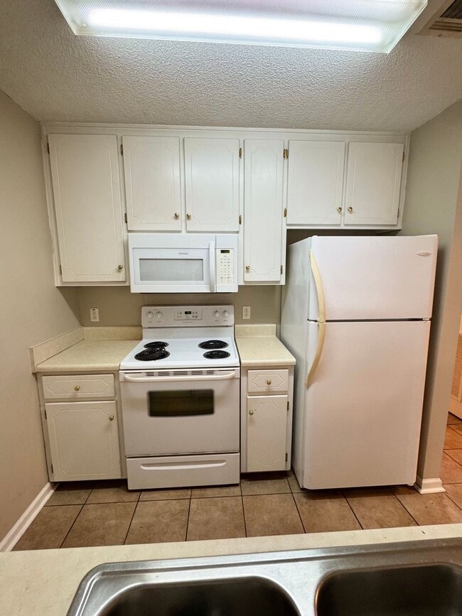 Building Photo - 128 N Springview Dr