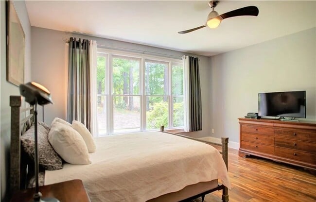 Building Photo - 4 bedroom/ 3.5 bathroom- Stonehouse
