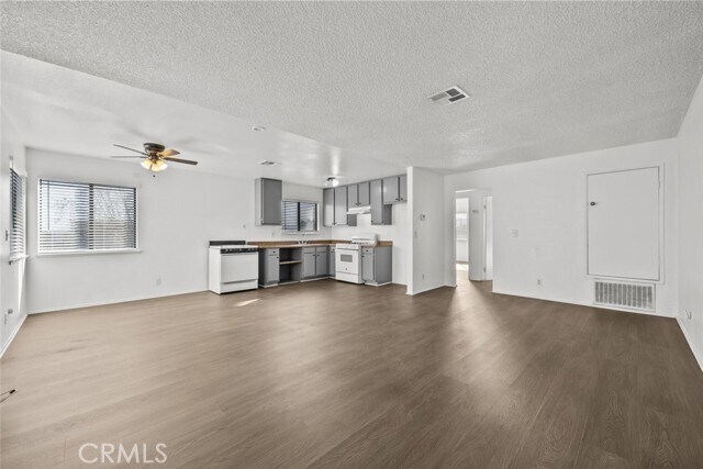 Building Photo - 38501 Larkin Ave