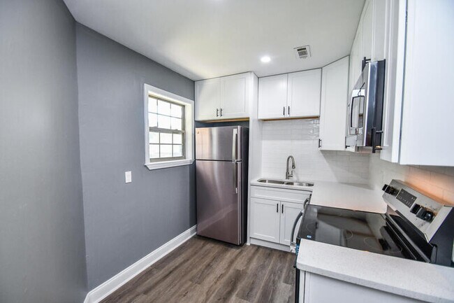 Building Photo - 1512 Waverly Way