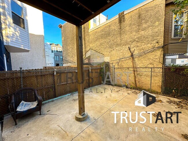 Building Photo - 2404 W Thompson St