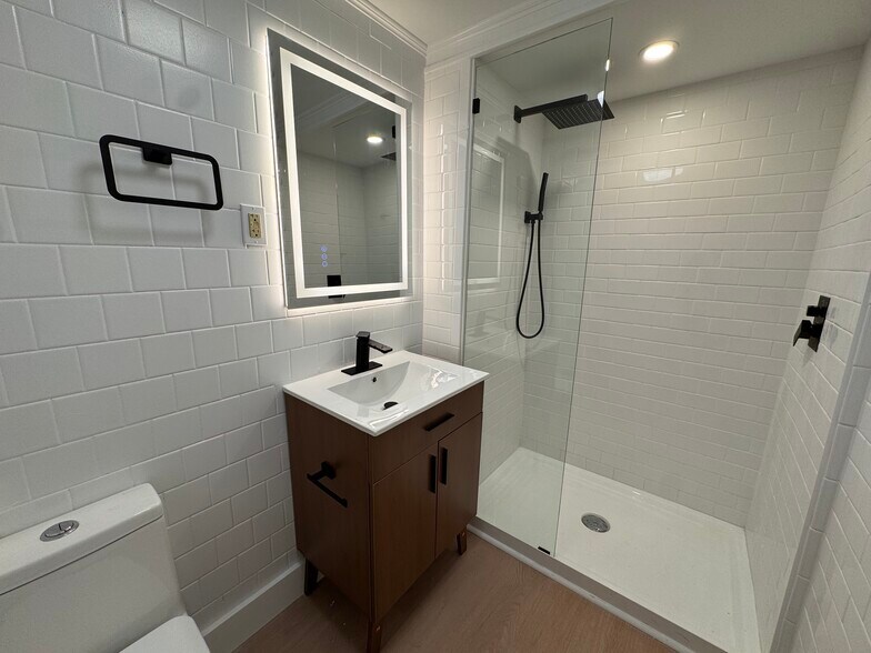 Building Photo - 211 Chelsea St