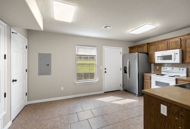 Building Photo - Siloam TownHome