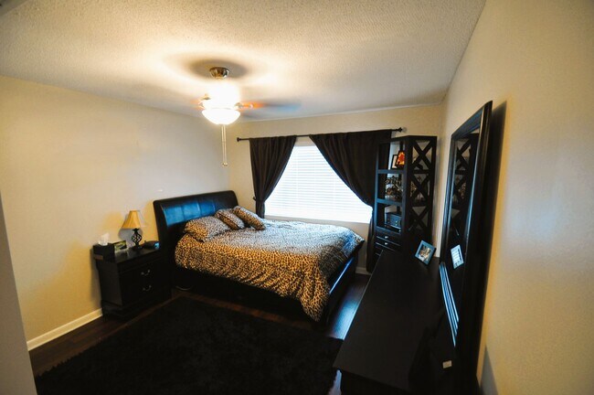 Building Photo - Charming 2-Bedroom Condo in Scenic Winter ...