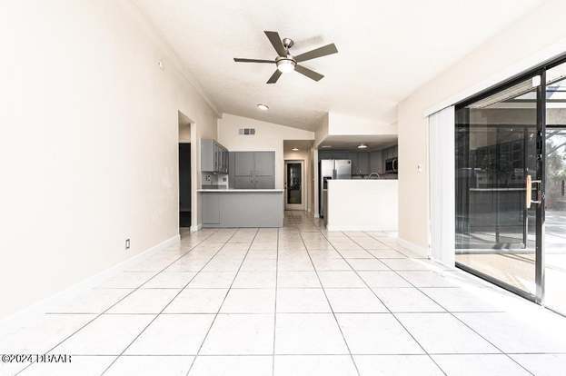 Building Photo - 4 Baywood Dr
