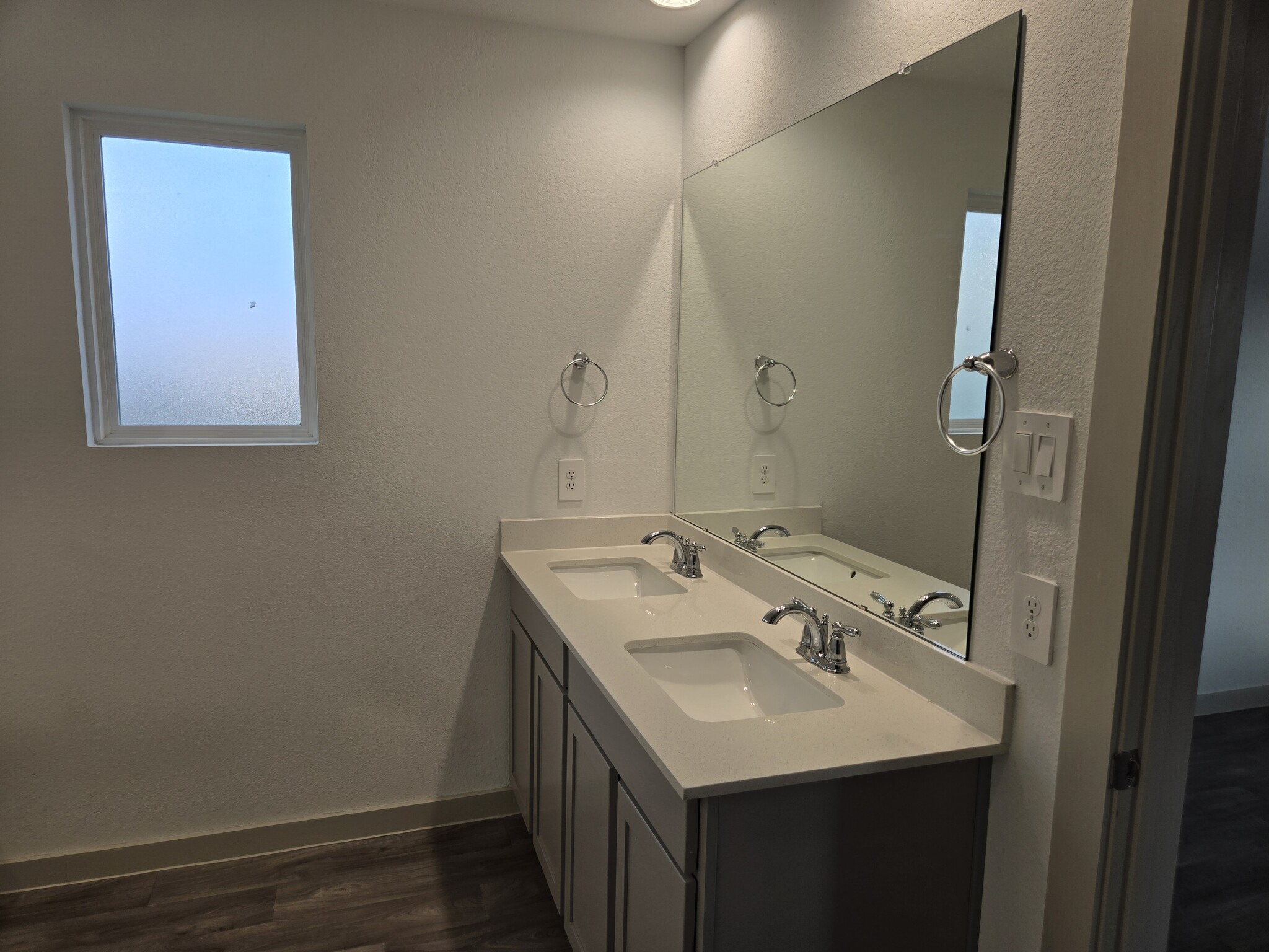 Building Photo - 3555 Crestfield Ln