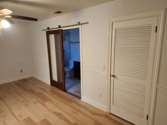 Building Photo - Recently renovated and ready to move in.