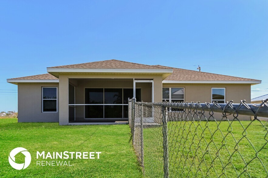 Building Photo - 2428 NE 1st Ave