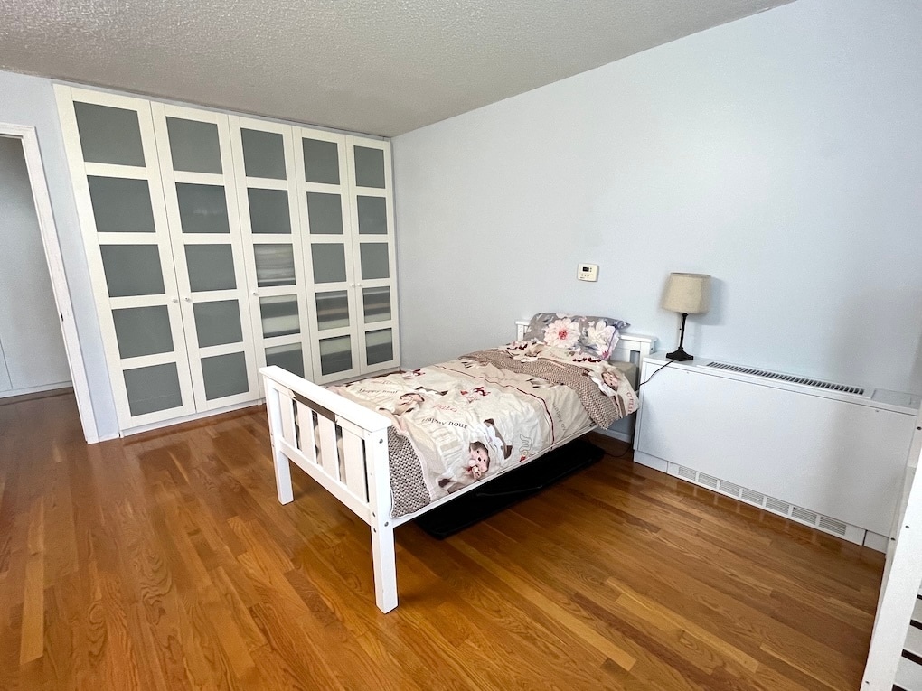 Bedroom 2 w/ ceiling-to-floor wardrobe - 33 Pond Ave