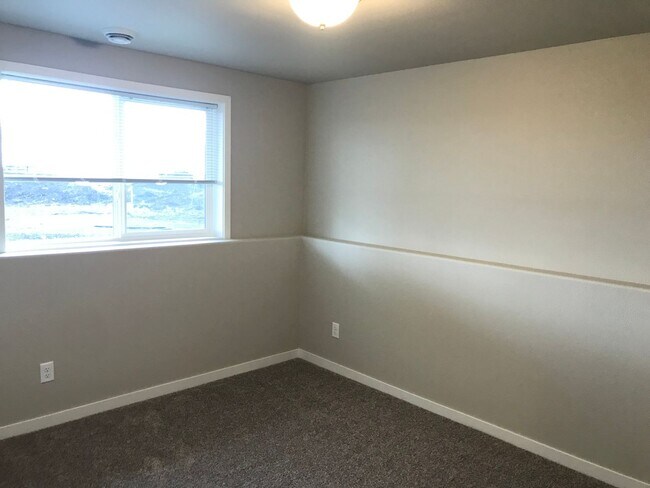 Building Photo - 4 Bed 2 Bath Single Family Home